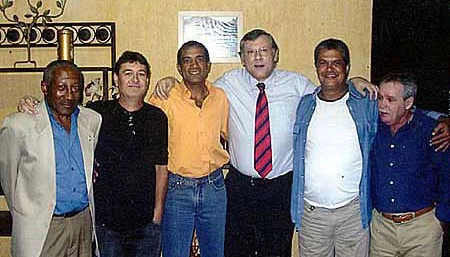 Da esquerda para a direita, em Uberaba-MG, no dia 11 de novembro de 2005: Djalma Santos, Zandonaide, Diron, Milton Neves, Marquinhos e Toinzinho. 