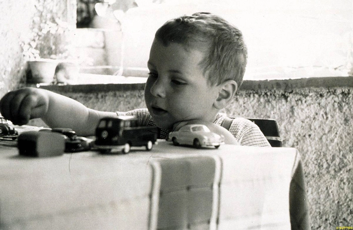 Roland Ratzenberger, ainda menino, brincando com seus carrinhos: Kombi, Karmann-Ghia e Fusca sobre uma mesa para encantamento do menino que viveu até os 33 anos de idade. Foto: Divulgação