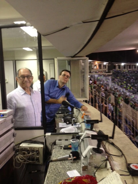 Na cabine de transmissão do Pacaembu. O narrador José Silvério e o comentarista Mauro Beting, em mais uma cobertura do Timão. Foto enviada por Rogério Assis