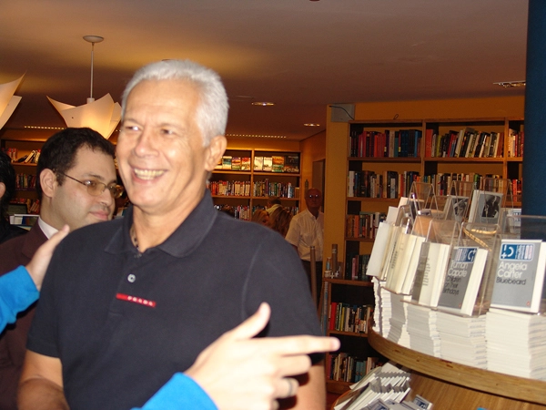 Na Livraria Cultura do Conjunto Nacional, na Avenida Paulista, Leão foi levar seu abraço ao jornalista Orlando Duarte. Foto: Marcos Júnior/Portal TT
