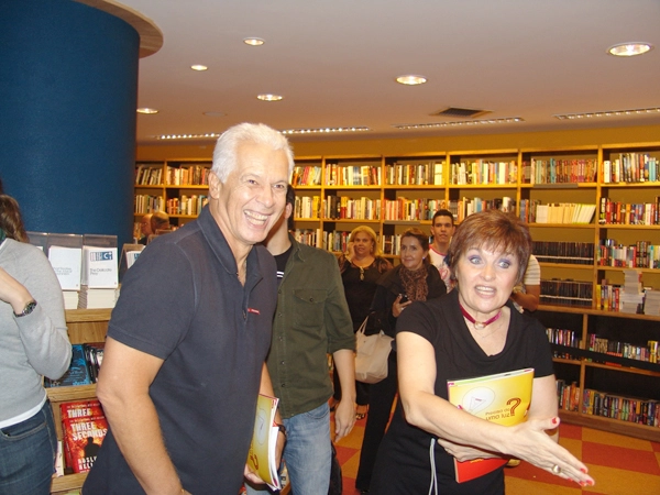 Leão e Conceição Duarte, esposa de Orlando Duarte, em 25 de abril de 2011, no lançamento do novo livro do jornalista. Foto: Marcos Júnior/Portal TT