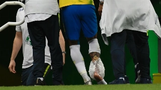 Neymar deixou o jogo contra o Qatar e precisou ser carregado até o vestiário. Foto: Mateus Bonomi/AGIF