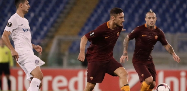 Totti marca, Roma vira sobre o Genoa e assume o segundo lugar na