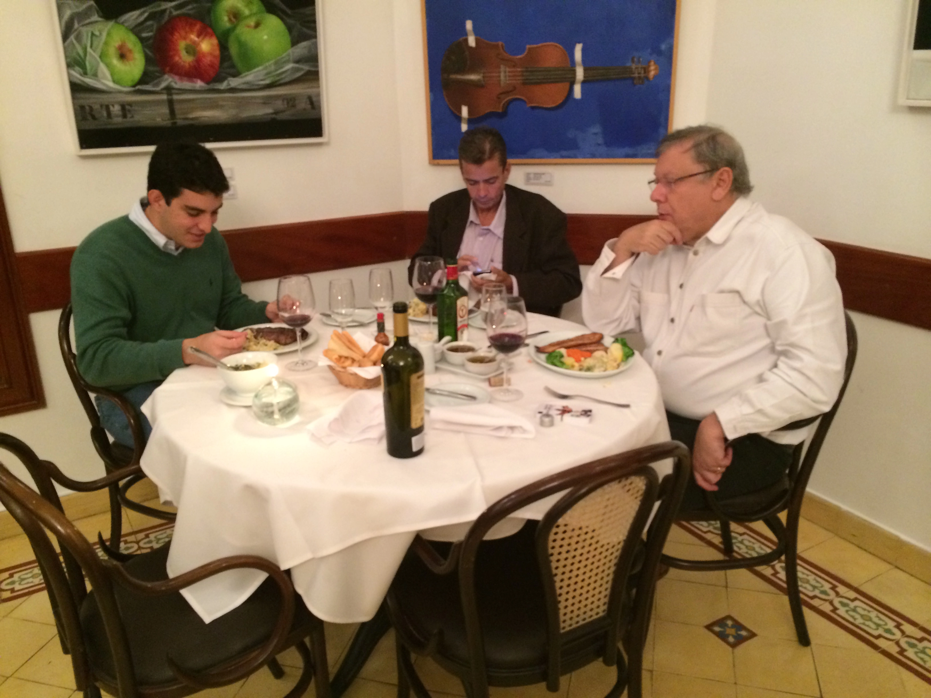 Sócrates Jr., à esquerda, e Milton Neves, à direita, jantam juntos em São Paulo