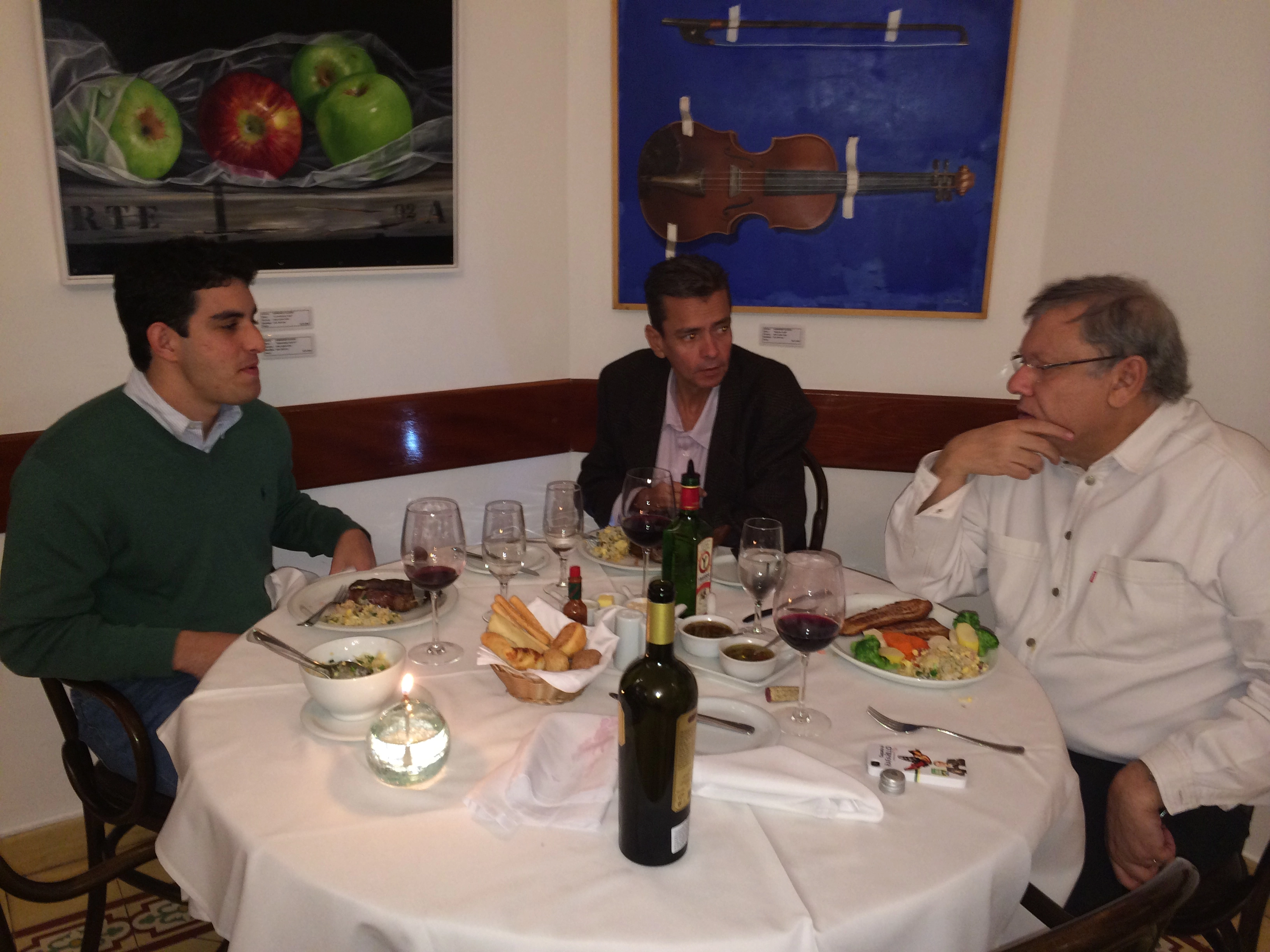 Sócrates Jr., à esquerda, e Milton Neves, à direita, jantam juntos em São Paulo