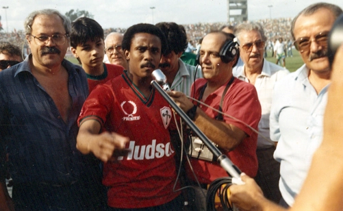 Juary foi contratado pela Portuguesa em 1988. Antes, o ex-santista tinha brilhado no Porto. A passagem do atacante pelo Canindé foi rápida, mas acompanhada pelo repórter Armando de Barros.