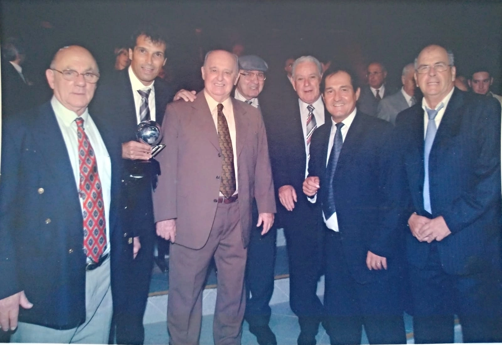 Noite festiva no Sindicato dos Treinadores de Futebol. Da esquerda para a direita: Dino Sani, Milton Cruz, Rubens Minelli, Mário Travaglini, Carlos Caboclo, Muricy Ramalho e Marcos Falopa. Foto: arquivo pessoal de Marcos Falopa