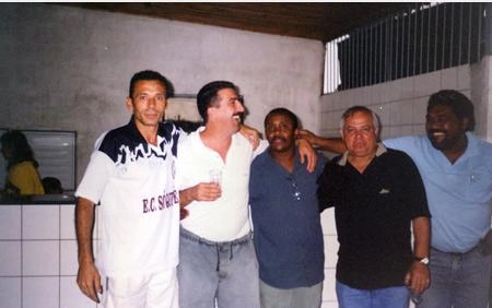Juary, ao centro, em evento de veteranos no ano 2000. O segundo da esquerda para a direita é Spina, ex-meia esquerda do Matsubara que adotou o futsal antes de abandonar o esporte definitivamente