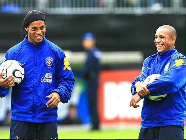 Ronaldinho Gaúcho e Roberto Carlos estavam juntos na conquista do pentacampeonato da seleção brasileira, em 2002. (Foto: Reprodução Instagram)