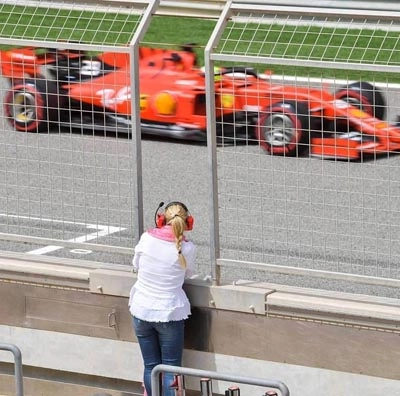 Corinna Schumacher, ao lado da pista, acompanha o primeiro teste do filho Mick com a Ferrari, no Bahrein, em 2 de abril de 2019. Foto: Divulgação