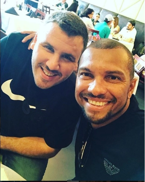 Amoroso curte férias de 2018 com amigos e familiares em Bay Harbor Islands, na Flórida. Na foto está Júnior Coimbra, CEO de marketing e um dos realizadores do Jogo das Estrelas, promovido pelo Zico. (Foto: Reprodução Instagram) 