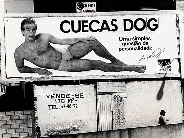 Outdoor na avenida Brigadeiro Luís Antônio, em São Paulo, com Emerson Leão posando em propaganda de cueca. Crédito da foto: UOL