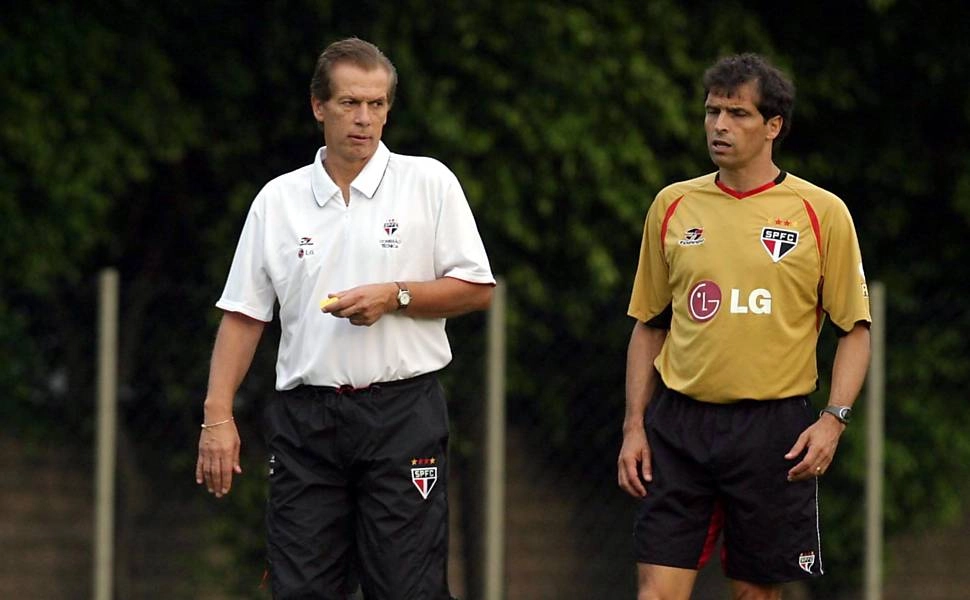 Leão comanda treino do São Paulo, em 2004, ao lado de Milton Cruz; em outubro de 2011, foi anunciado como técnico do São Paulo, de novo. Crédito da Foto: UOL