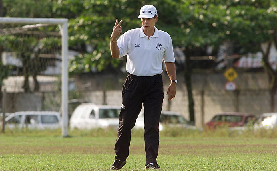 Leão comanda treino do Santos, em 1999; em outubro de 2011, foi anunciado como técnico do São Paulo, de novo. Foto UOL