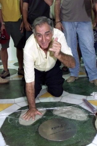 O ex-goleiro Félix sendo homenageado. Foto: reprodução