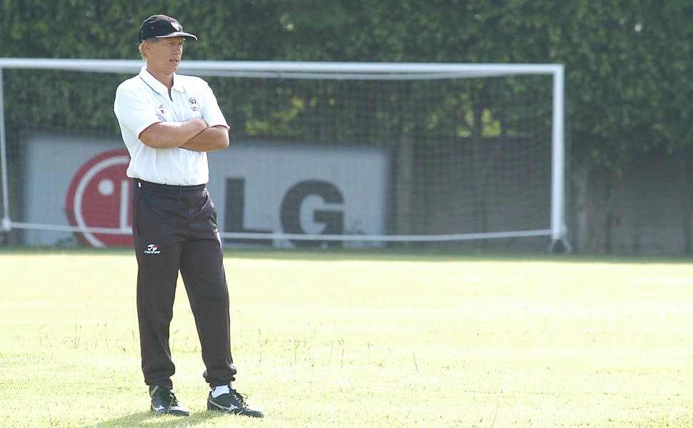 Leão observa treino do São Paulo, em 2005; em outubro de 2011, foi anunciado como técnico do São Paulo, de novo. Foto UOL