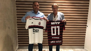 Jorge Jesus recebe a camisa 01 do Flamengo