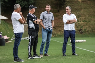 Luiz Felipe Scolari conversa com Victor, gerente de futebol do Galo. Foto: Pedro Souza/Atlético