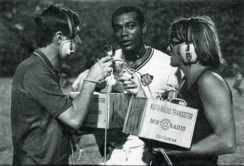 O saudoso Eli Coimbra (à esquerda) entregando, em 1969, o Motorádio a Denílson, eleito melhor jogador em campo