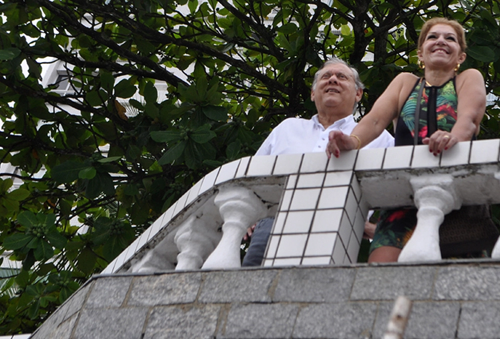 Milton e Lenice em 20 de fevereiro de 2016, em uma sacada do Edifício Seven Seas, na Ilha Porchat (São Vicente-SP), acompanhando o casamento de Néia e Kennedy Andrés, seu funcionário. Foto: Marcos Júnior Micheletti/Portal TT
