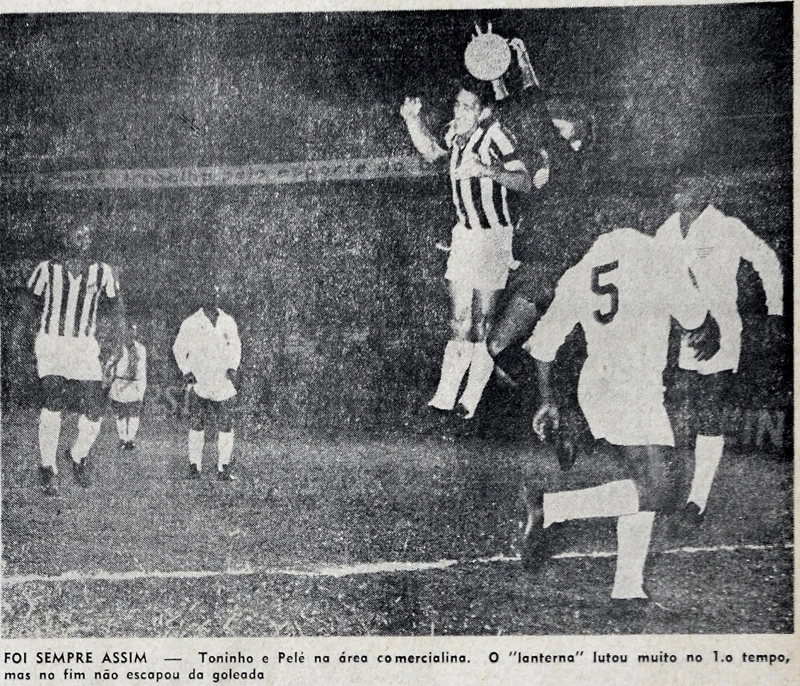 No dia 29 de maio de 1968, na Vila Belmiro, o Santos venceu o Comercial por 5 a 0, ficando com o título paulista e rebaixando o time de Ribeirão Preto. Na foto o goleiro comercialino Tomires disputa a bola com Toninho Guerreiro. Pelé, à esquerda, observa a jogada.