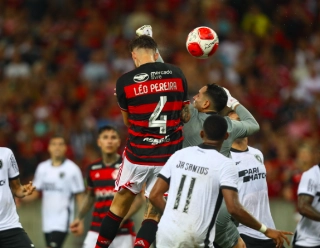 O Flamengo venceu o Botafogo na última rodada, com gol de Léo Pereira. Foto: Gilvan de Souza/CRF