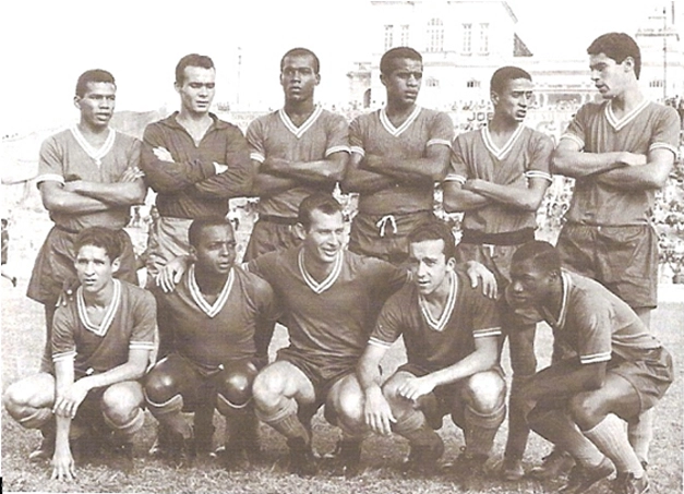 Uma formação brasileira antes da Copa da Inglaterra. Em pé: Fidélis, Ubirajara Motta, Denílson, Ditão, Altair e Édson Cegonha. Agachados: Nado, Lima, Célio, Tostão e Edu. Foto enviada por Walter Roberto Peres e publicada na Revista Placar