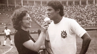 A repórter Gêgê entrevista Vaguinho, em agosto de 1972, no Pacaembu