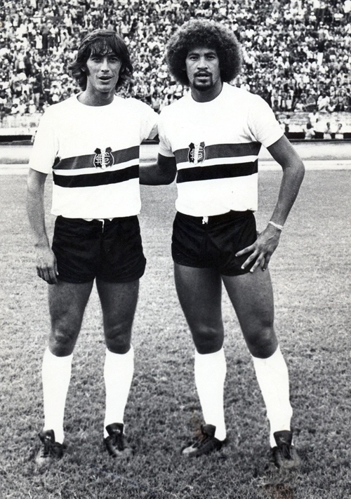 Carlos Alberto Rodrigues (à esquerda) e Nunes com a camisa do Santa Cruz