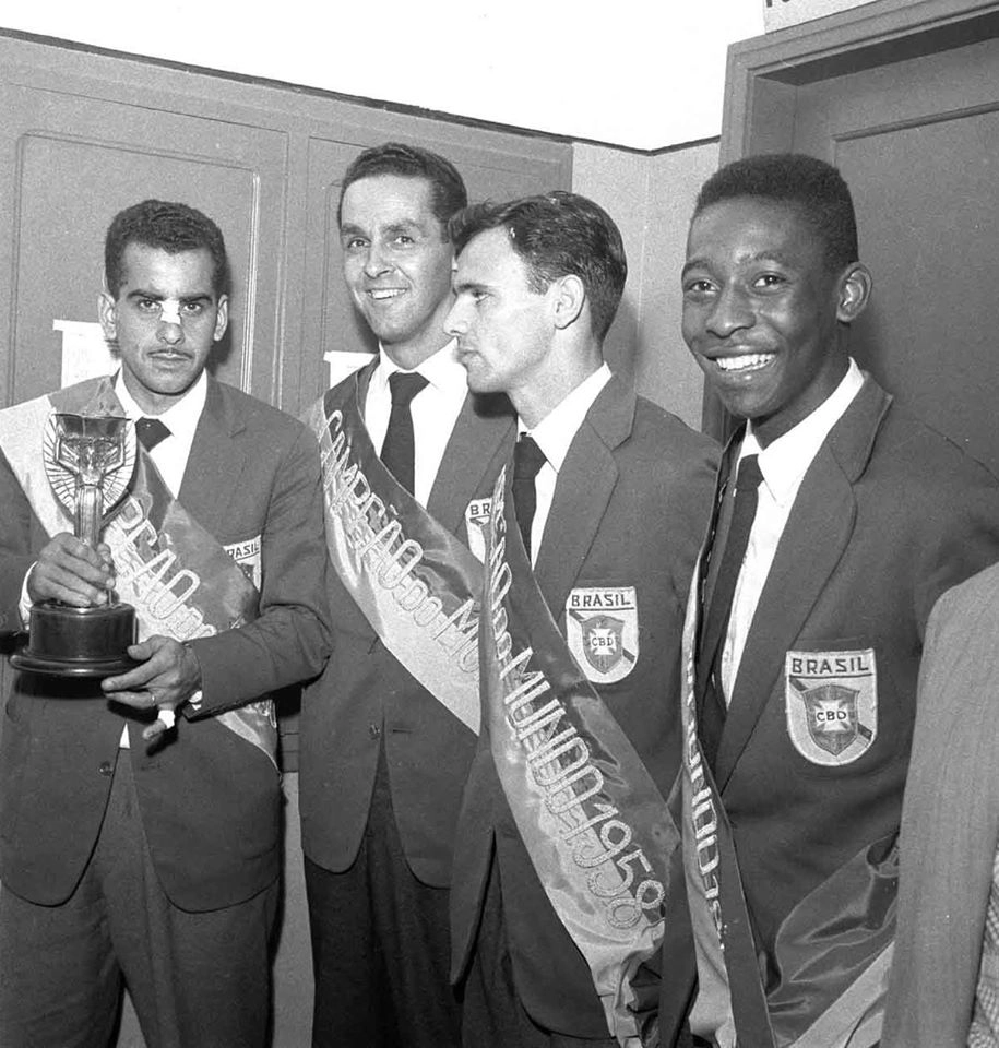 Campeões em 1958, na Suécia, com suas faixas pelo título da Copa. Da esquerda para a direita, Zito (com a Jules Rimet) seguido por Gylmar, Pepe e Pelé. Foto: ASSOPHIS (Associação dos Pesquisadores e Historiadores do Santos F.C)