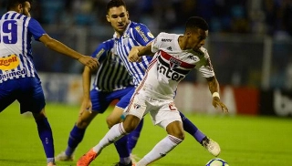 Os comandados de Cuca passaram todo o primeiro tempo sem conseguir acertar um chute em direção ao gol