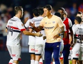 O técnico Thiago Carpini, do SP, cumprimenta seus jogadores. Foto: Rubens Chiri/SPFC