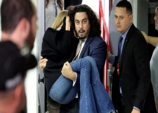 A modelo deixou a delegacia carregada pelo advogado, após o depoimento. (Foto: REUTERS)