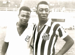 A dupla da família Arantes do Nascimento na Vila Belmiro. Foto: Divulgação