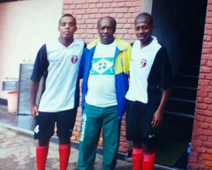 Ivair com seus alunos Bruno Bitercourt e Benê, alunos da Escola de Futebol do Clube Atlético Tremembé. Foto enviada por Carlos Inglez