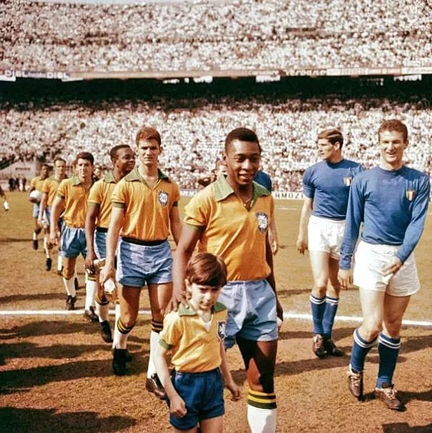 No dia 12 de maio de 1963 o Brasil perdeu amistoso para a Itália, em Milão, por 3 a 0. Entrando em campo estão Pelé e depois dele Eduardo, Lima, Roberto Dias, Pepe e Mengálvio. Os italianos são Sormani e Facchetti.