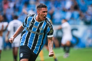 Depois de ceder empate no primeiro tempo, Grêmio massacra o Santa Cruz na esta complementar