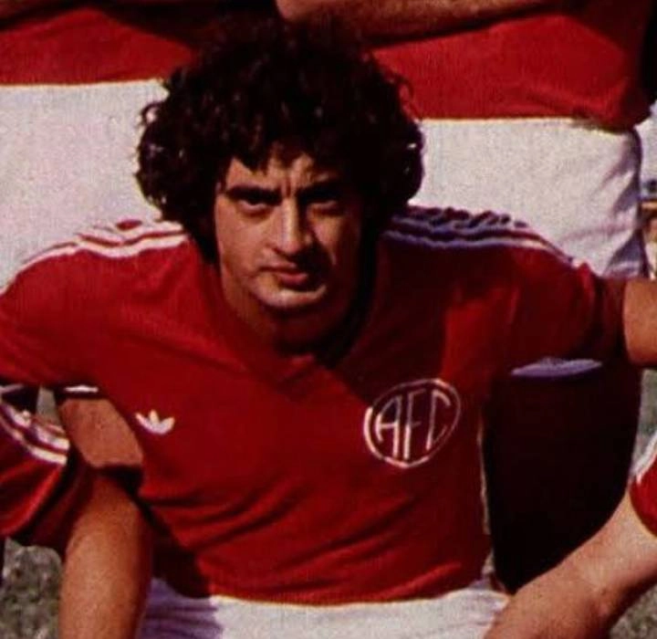 Em 1979, pelo América-RJ, ano em que foi artilheiro do Campeonato Brasileiro com 13 gols. Foto: Divulgação