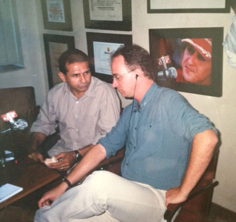 Godoi e Rogério Assis concentrados no trabalho. Foto enviada por Rogério Assis
