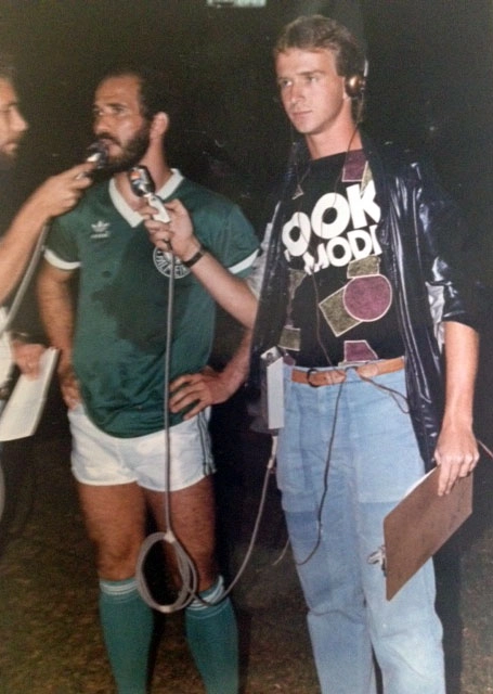 Mário Sérgio sendo entrevistado por Rogério Assis no ano de 1985, quando na época, o repórter trabalhava na Rádio Clube Votuporanga.  Na ocasião, o Palmeiras jogou um amistoso contra o Votuporanguense. Foto enviada por Rogério Assis