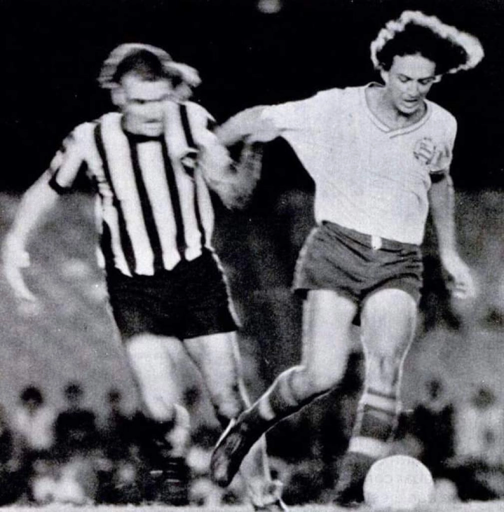 No Maracanã, em confronto entre o Botafogo e o Bahia na década de 1970, Carbone tenta tomar a bola de Douglas. Foto; Divulgação