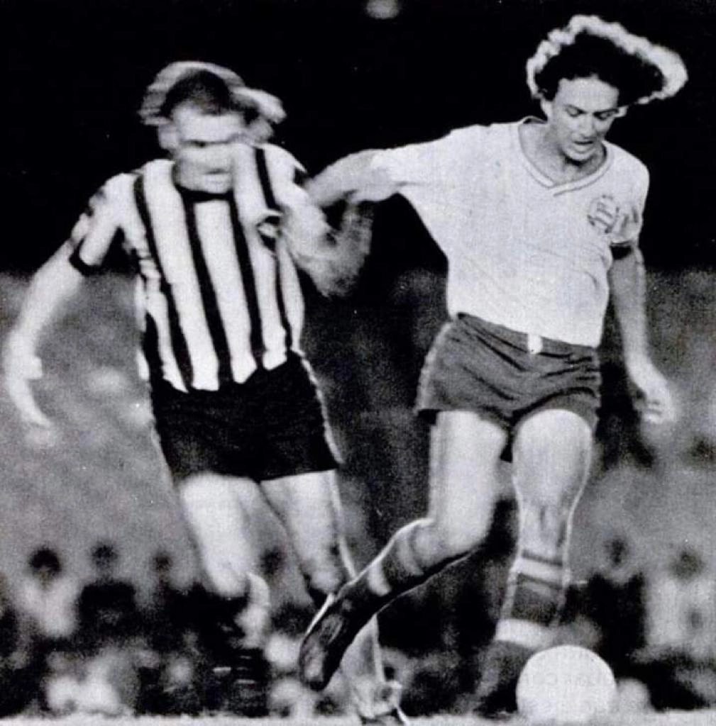 No Maracan&atilde;, em confronto entre o Botafogo e o Bahia na d&eacute;cada de 1970, Carbone tenta tomar a bola de Douglas. Foto; Divulga&ccedil;&atilde;o