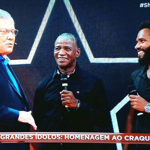 Adílio, ao lado do filho Soni, sendo homenageado no Show do Esporte do dia 13 de maio de 2018. (Foto: Reprodução - Instagram @Renatozanata)