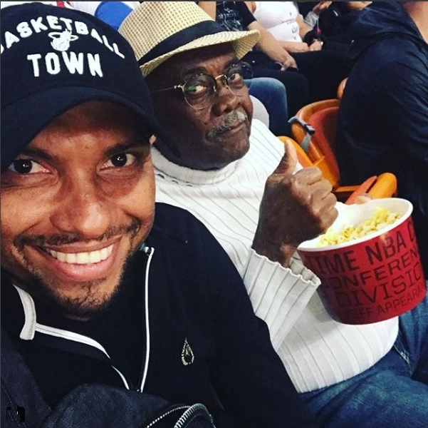 Amoroso e o pai, Nestor Gomes dos Santos, assistem partida do Miami Heat, na American Airlines Arena, na Flórida, em janeiro de 2018. (Foto: Reprodução do Instagram)