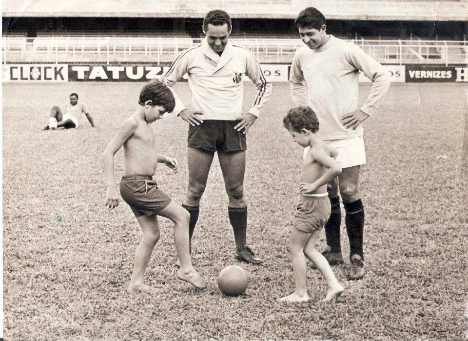 Gylmar dos Santos Neves e Mauro Ramos de Oliveira, com seus filhos. Foto: reprodução