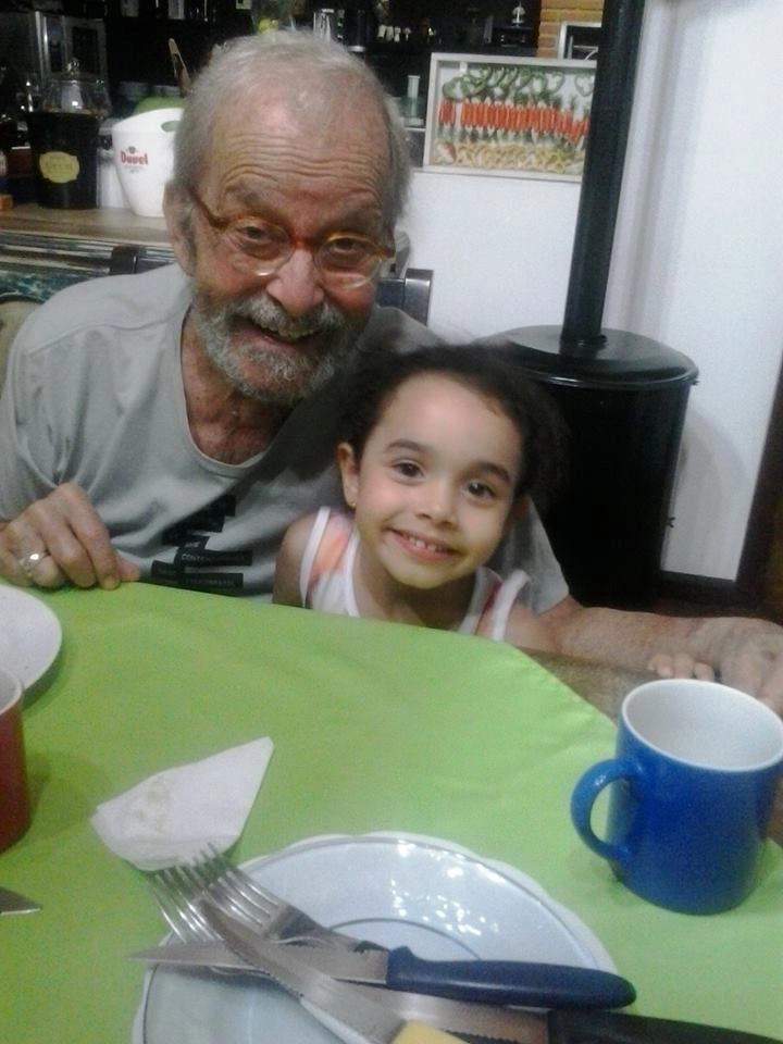 Em 2015, com a neta Valentina. Foto: arquivo pesoal de Marieta Amaral, filha de Goulart de Andrade
