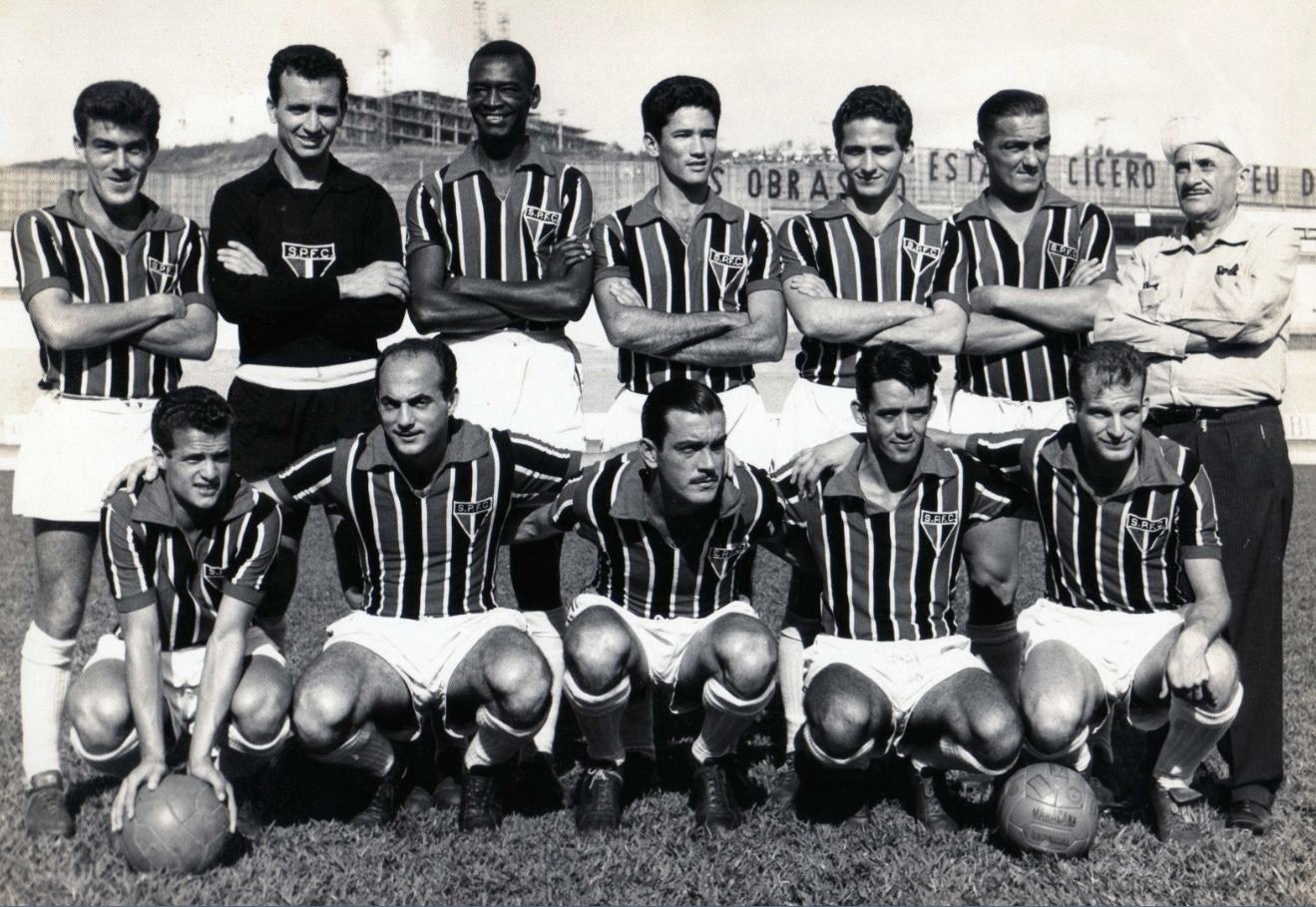 Campeonato Paulista, São Paulo 3 x 0 Corinthians de Presidente Prudente, no estádio do Morumbi, em 23 de outubro de 1960. Da esquerda para a direita, em pé: Fernando Sátiro, Poy, Servílio, Ademar, Riberto, Vitor Lituano e o roupeiro Serrone. Agachados: Peixinho, Dino Sani, Gino, Gonçalo e Roberto. Foto enviada por Roberto Saponari