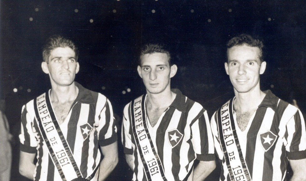 Da esquerda para a direita, Pampolini, Edson Praça Mauá e Zagallo com as faixas de Campeão Carioca de 1961, pelo Botafogo. Foto enviada por José Eustáquio