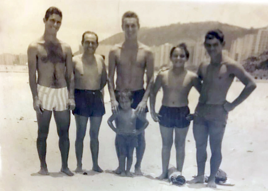 Praia de Santos-SP, em 1961: da esquerda para a direita, o primeiro é o zagueiro Eduardo Albuquerque, o também zagueiro Clóvis Queiroz é o terceiro e o último é Rivellino. O garotinho que aparece na foto hoje é o Desembargador Dr. Ramon Mateo Júnior, do Tribunal de Justiça-SP