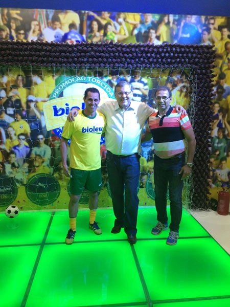 Alexandre (ex-meia-atacante do Santos Futebol Clube), Milton Neves e Oscar Roberto Godoi no stand da Bioleve durante a APAS/2014, no Expo Center Norte, em 05 de maio de 2014